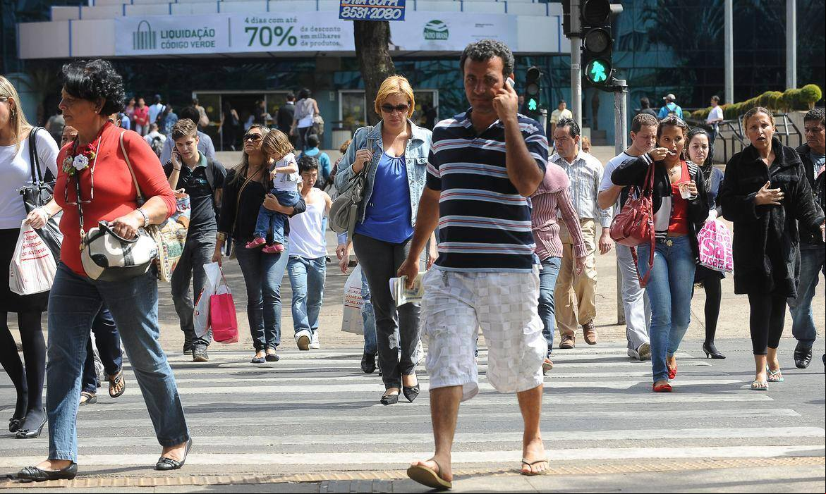 população brasileira Em 2041, o Brasil deverá atingir seu número máximo de habitantes, estimado em 220,43 milhões de pessoas.