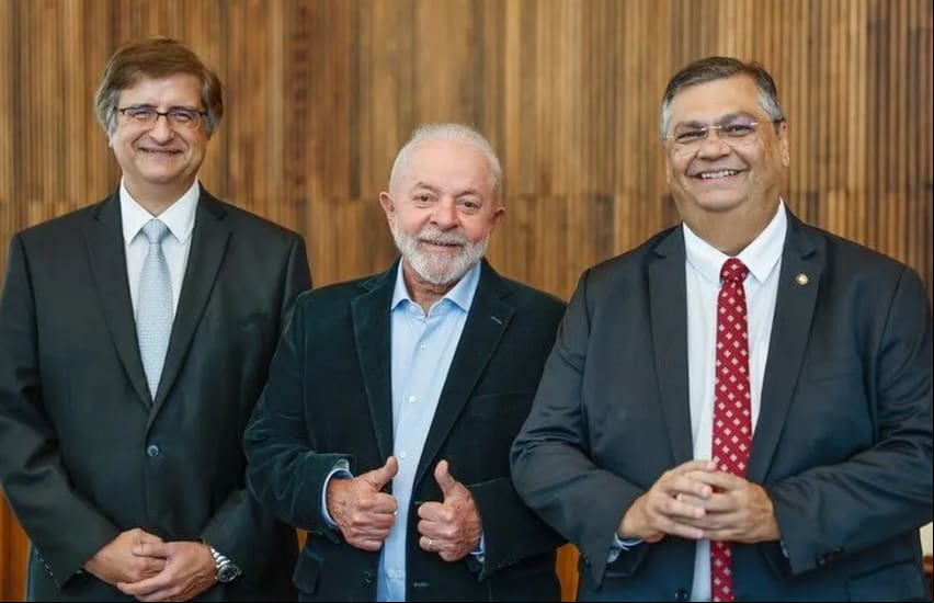 Na imagem, o presidente da República, Luiz Inácio Lula da Silva, o indicado à PGR, Paulo Gonet Branco (esquerda), e o indicado ao STF, Flávio Dino (direita)