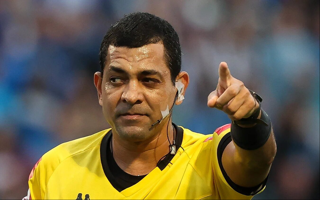 Árbitro sinaliza o fim da partida com três apitos, prática comum para indicar o encerramento do jogo. (Foto: Cesar Greco)