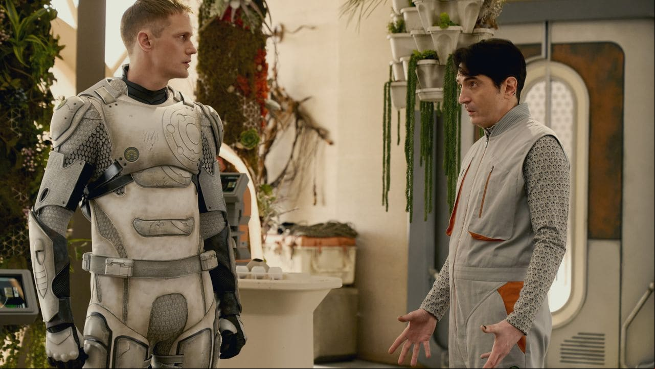 Alexander Skarsgård e David Dastmalchian são protetor e protegido em 'Diários de um Robô-Assassino'
