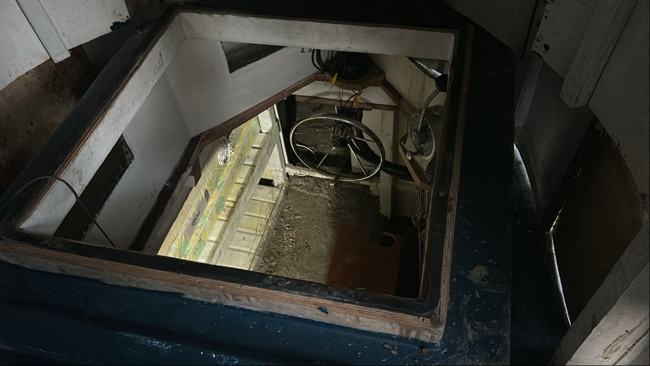 A embarcação apreendida na Ilha do Marajó foi construída artesanalmente para navegar com o casco quase todo submerso, tornando-se praticamente invisível aos radares. Segundo a PF, estruturas como essa podem transportar até toneladas de cocaína em viagens transatlânticas