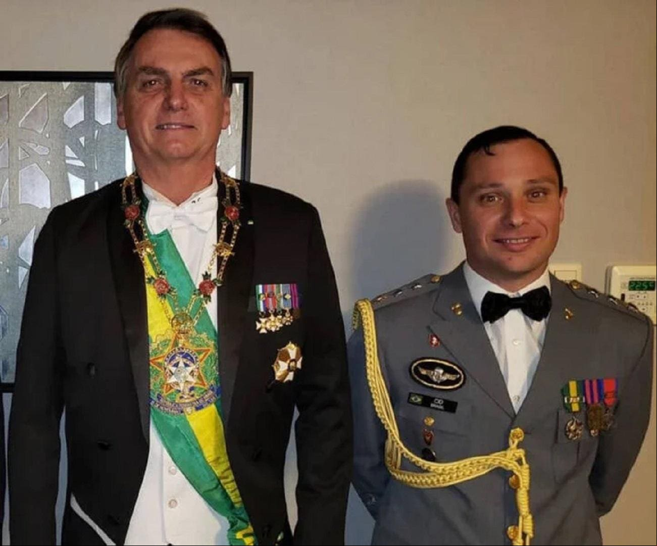 Mauro Cid foi preso em operação nesta quarta que mira também Bolsonaro por suspeita de falsificação de cartão de vacina Mauro Cid foi preso em operação nesta quarta que mira também Bolsonaro por suspeita de falsificação de cartão de vacina