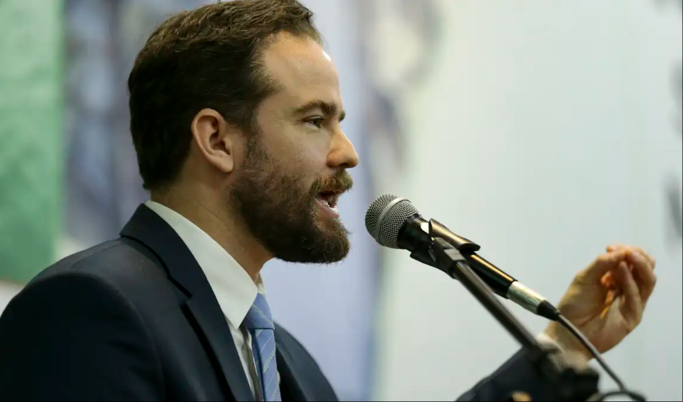 O ministro em exercício da Fazenda, Dario Durigan, falou à imprensa nesta terça-feira (4)