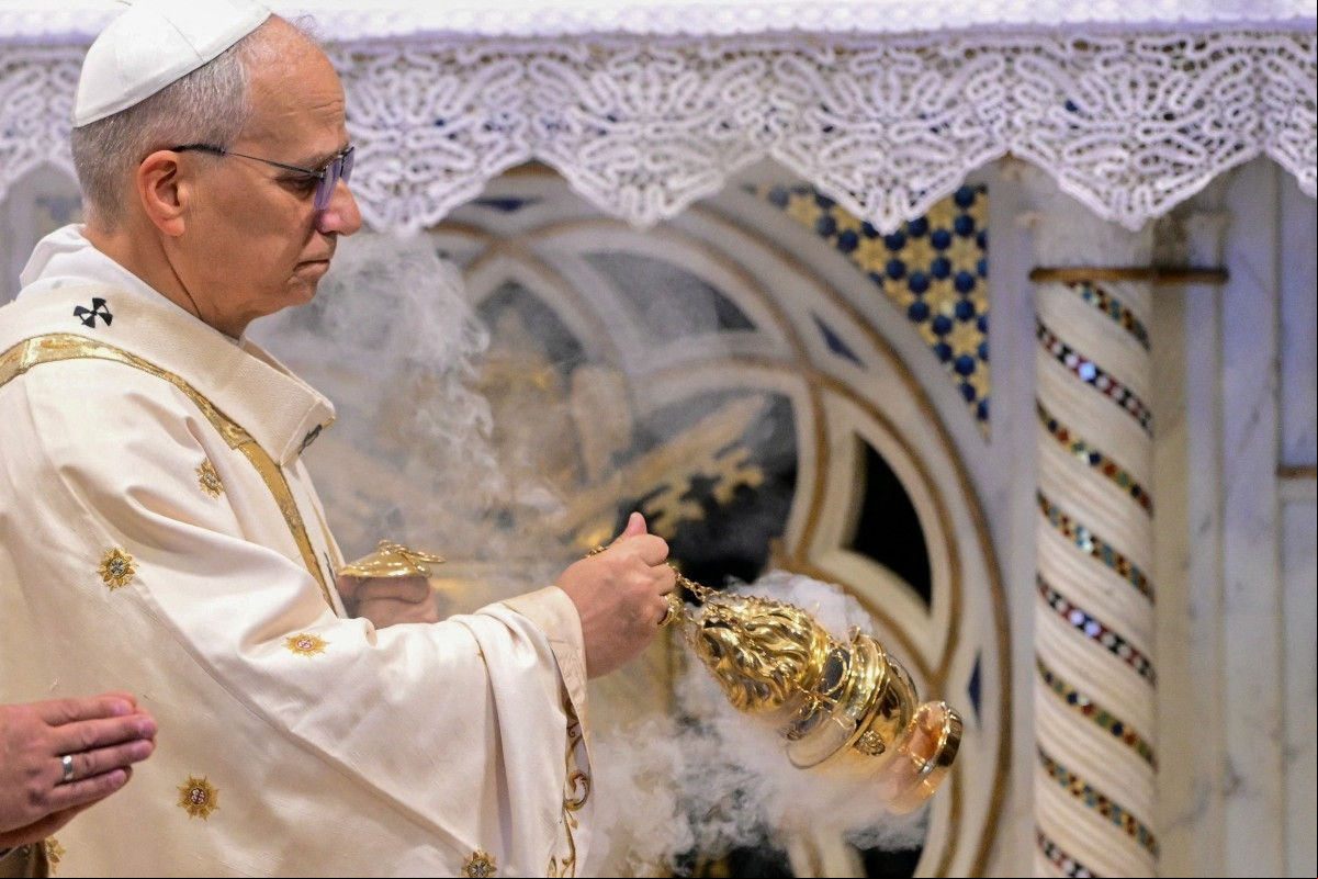 O Papa Leão XIV celebrando a missa durante sua tomada de posse na arquibasílica de São João de Latrão, em Roma