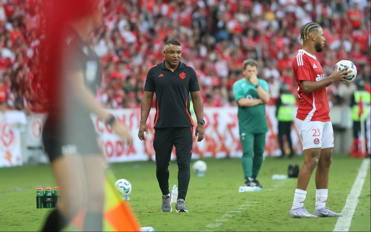 Técnico Roger Machado vê desgaste ao sair atrás do placar (Foto: Ricardo Duarte/SC Internacional)
