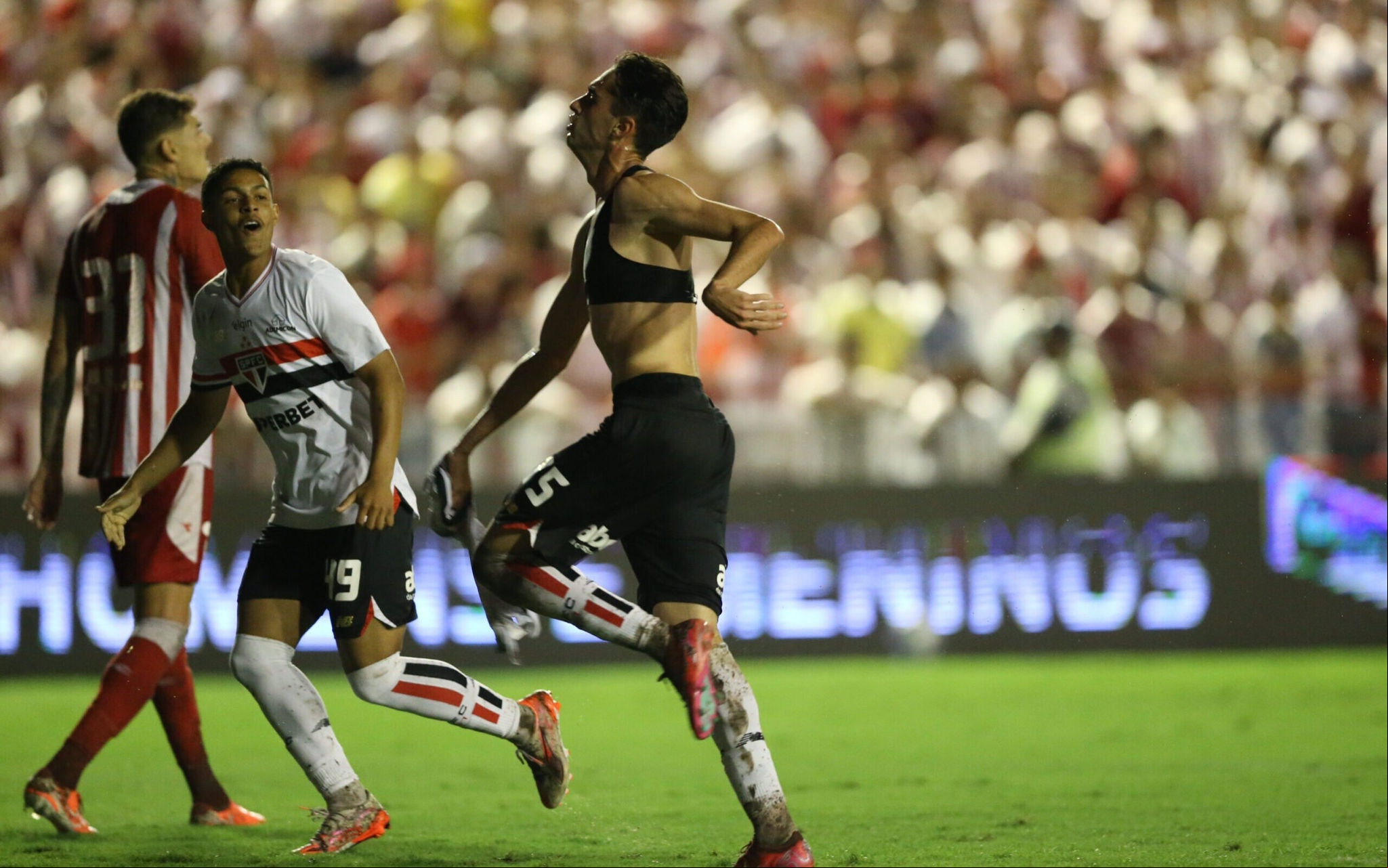 Rodriguinho marcou o segundo gol do São Paulo na vitória por 2 a 1 contra o Náutico (Foto: Marlon Costa/AGIF)