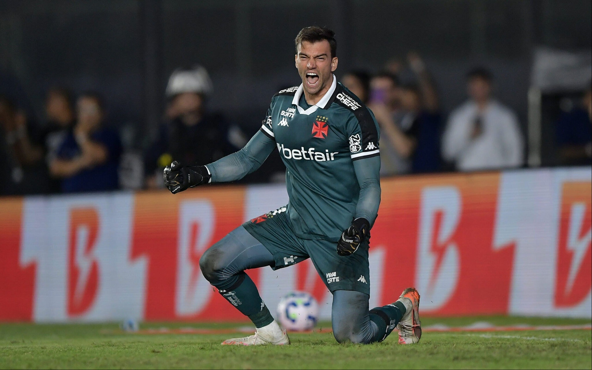 Vasco se classificou para as oitavas da Copa do Brasil graças a Léo Jardim (Foto: Thiago Ribeiro/AGIF)