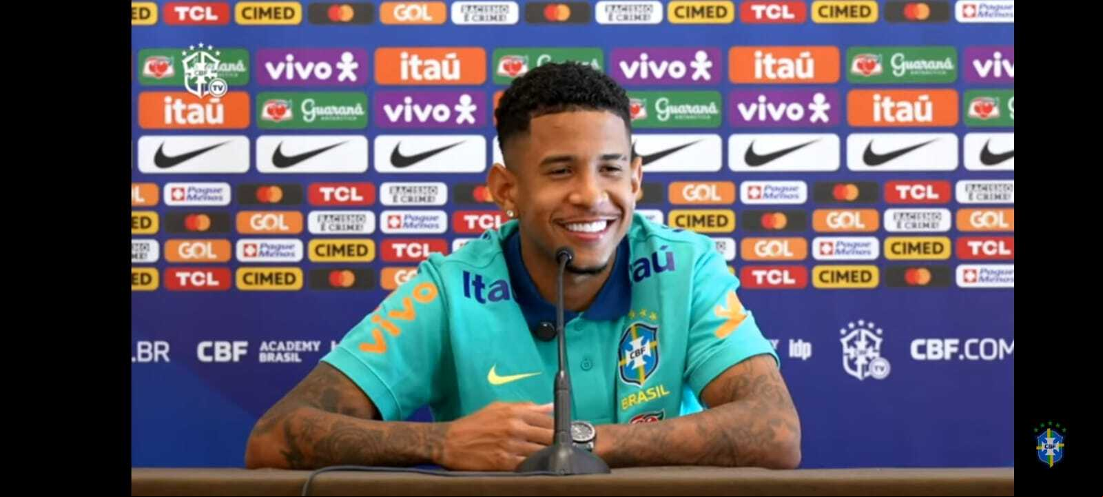 Atacante Savinho durante coletiva de imprensa da seleção brasileira