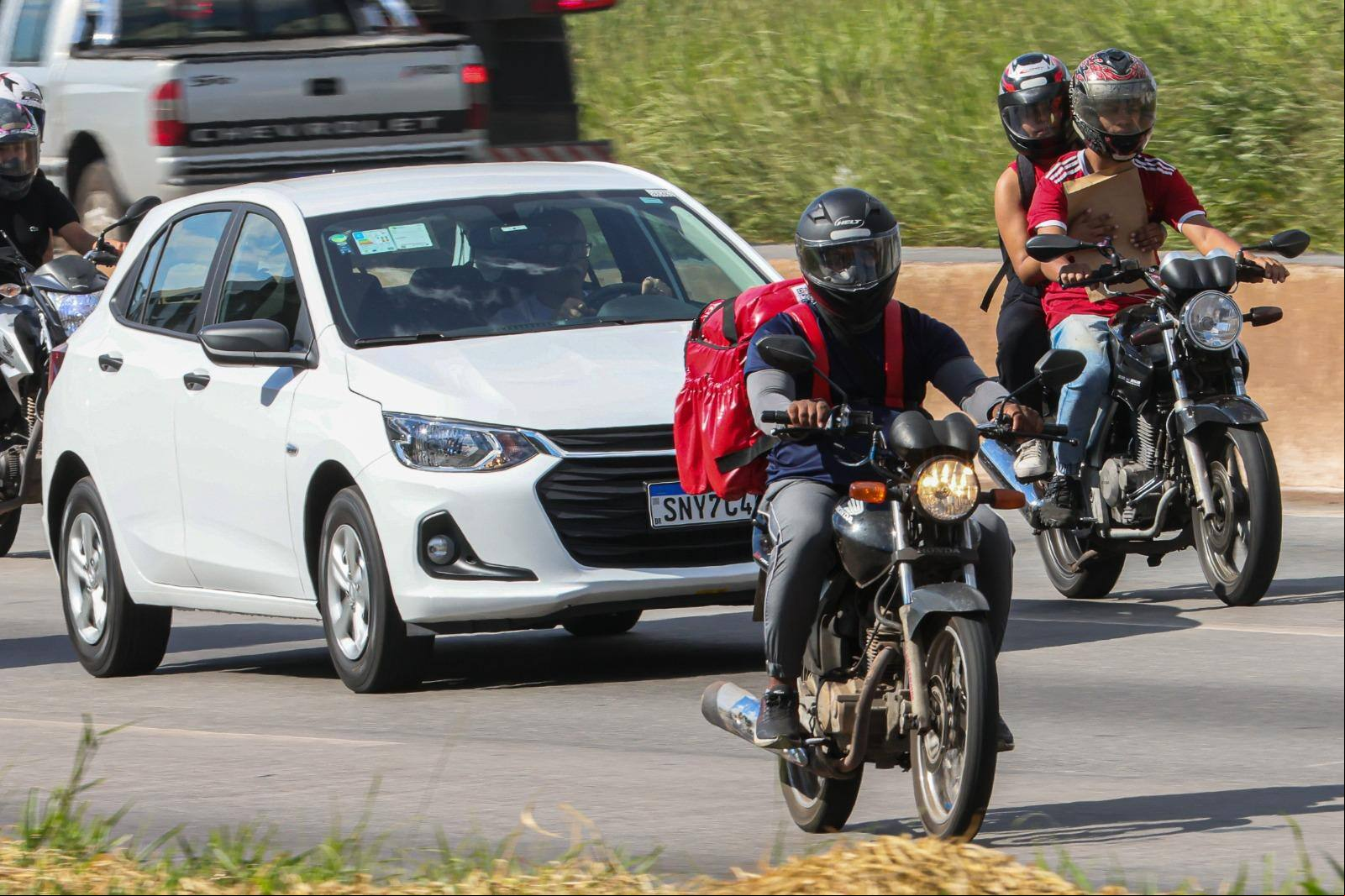 Imagem mostra motoqueiro Motociclistas, especialmente os profissionais, estão instituindo a prática da “direita livre” no dia a dia de Belo Horizonte