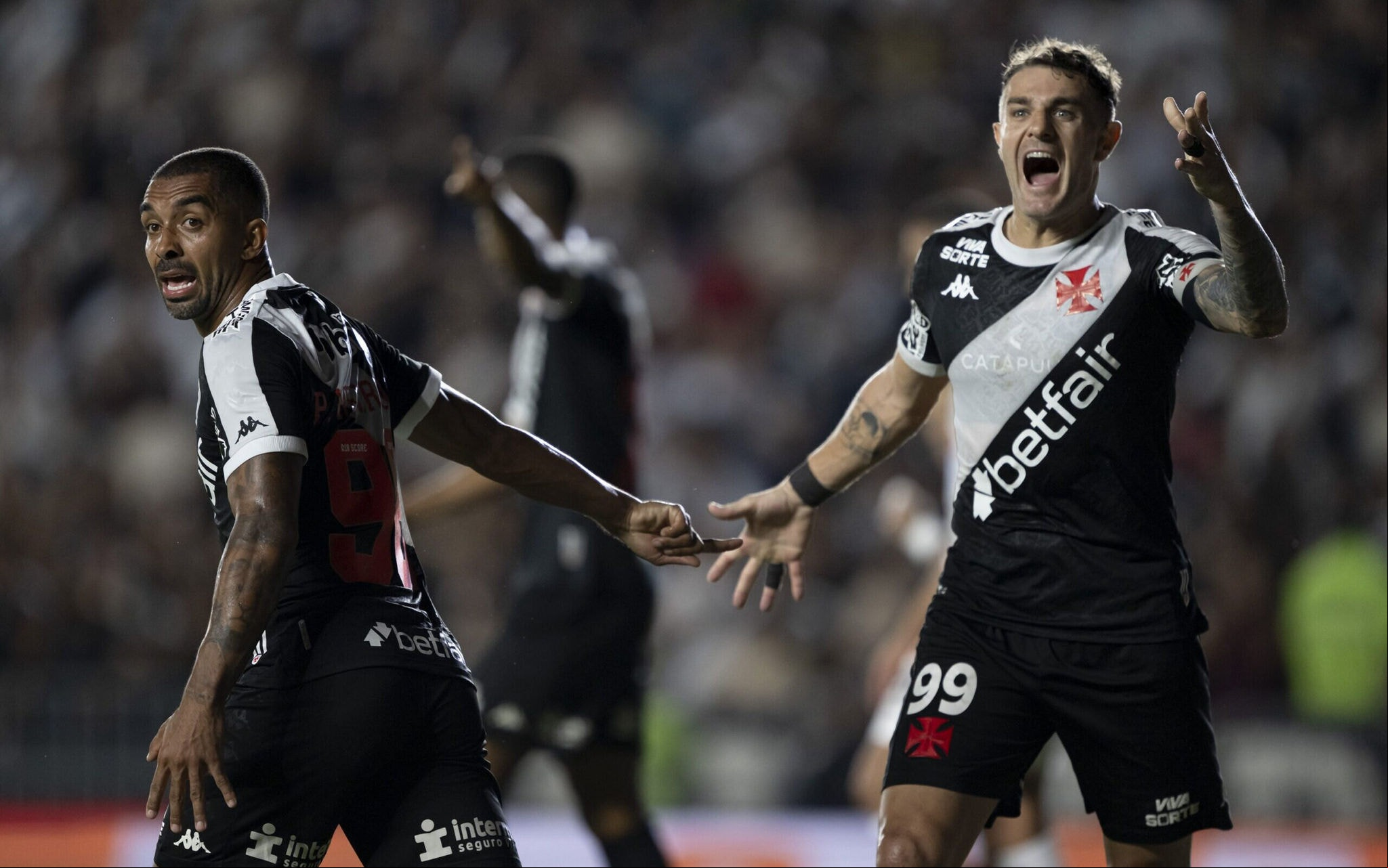 Vasco e Paulo Henrique durante duelo entre Vasco e Operário-PR pela Copa do Brasil (Foto: Jorge Rodrigues/AGIF)