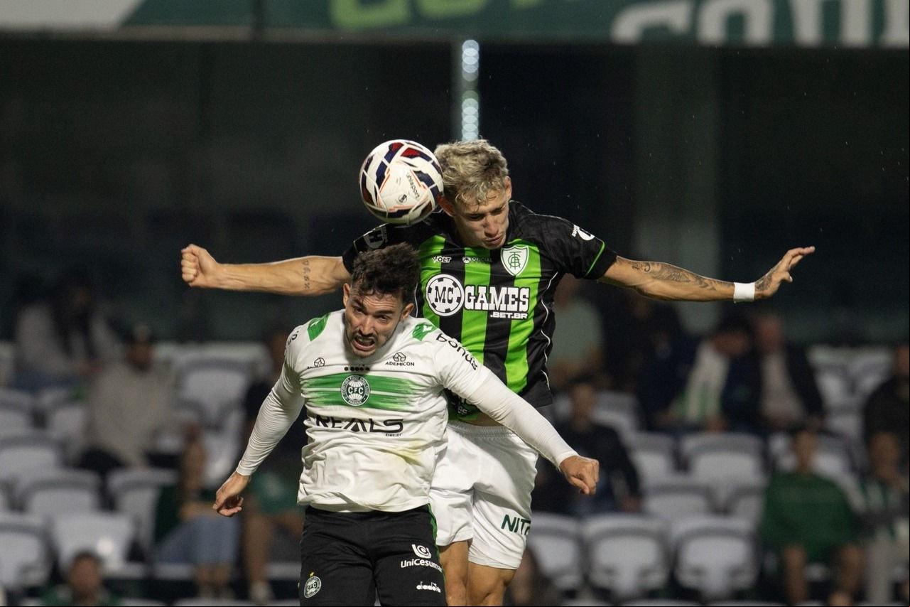Stênio, do América-MG, disputa bola com Zeca, do Coritiba, durante partida pela Série B do Campeonato Brasileiro 2025. 