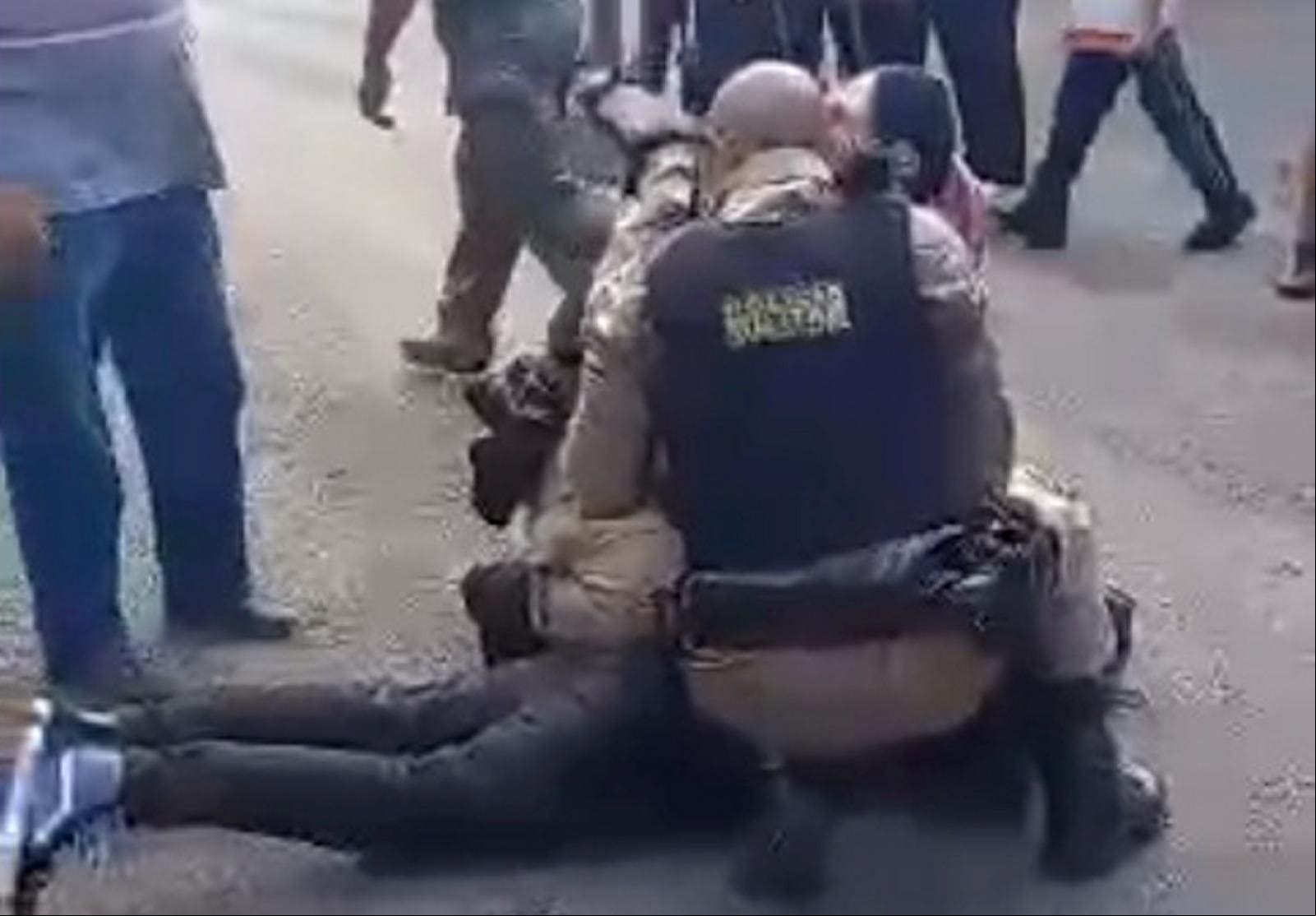 Imagem mostra adolescente sendo conduzido pela PM