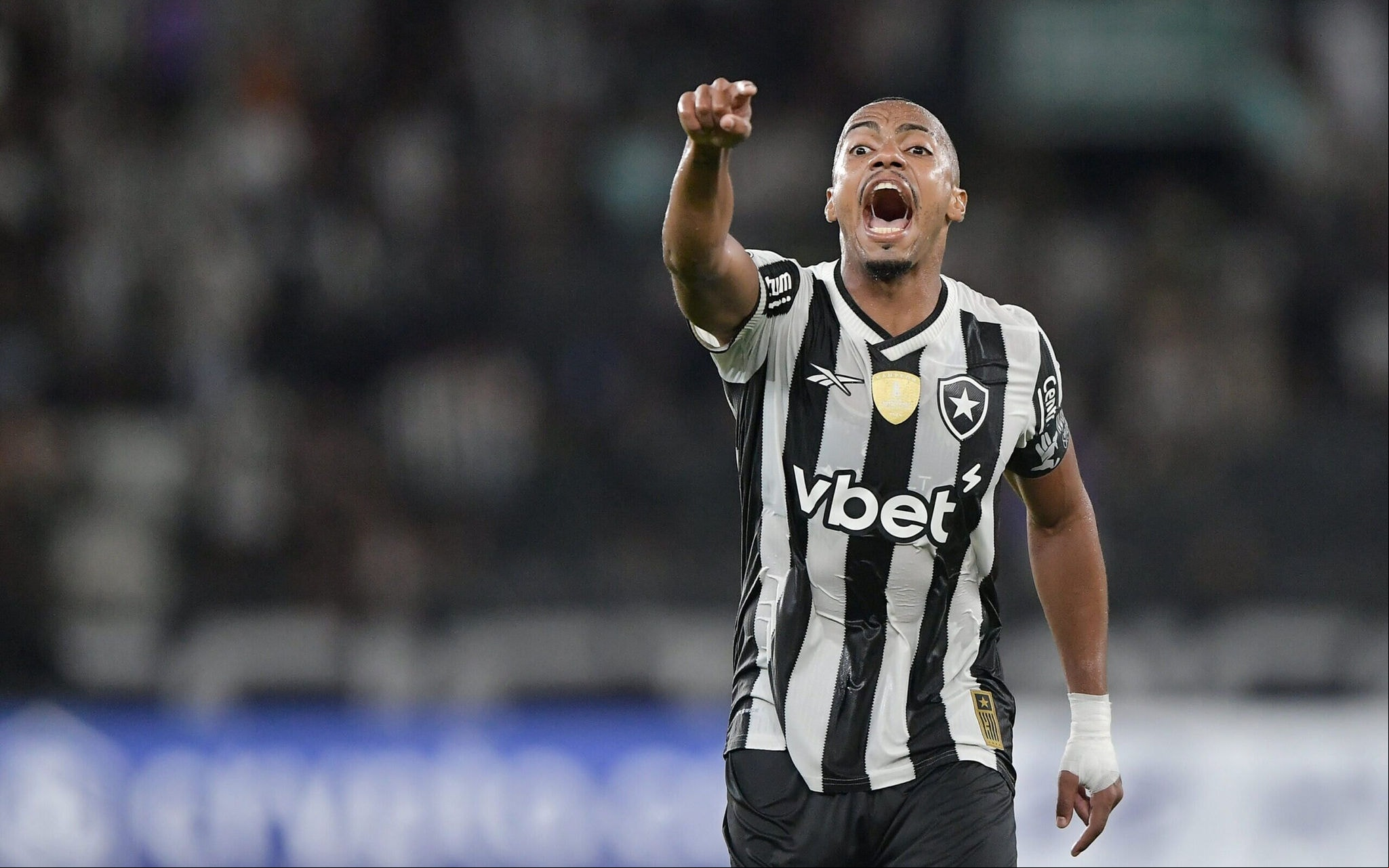 Marlon Freitas em ação pelo Botafogo contra a Universidad de Chile pela Libertadores (Foto: Thiago Ribeiro/AGIF)