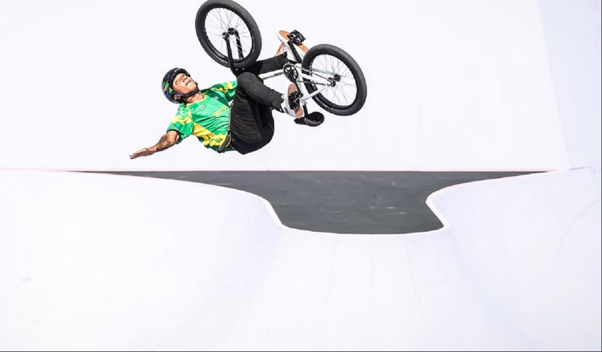 Gustavo "Bala Loka" Apesar de ter ficado fora do pódio, terminando em 6º, o ciclista Gustavo "Bala Loka" fez história no BMX Freestyle ao se tornar o primeiro brasileiro a se classificar na modalidade em Jogos Olímpicos. Ele saiu da competição entre os melhores do mundo em sua modalidade.