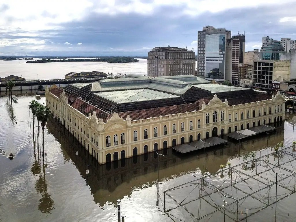 Centro histórico de Porto Alegre permanece alagado devido as fortes chuvas dos últimos dias
