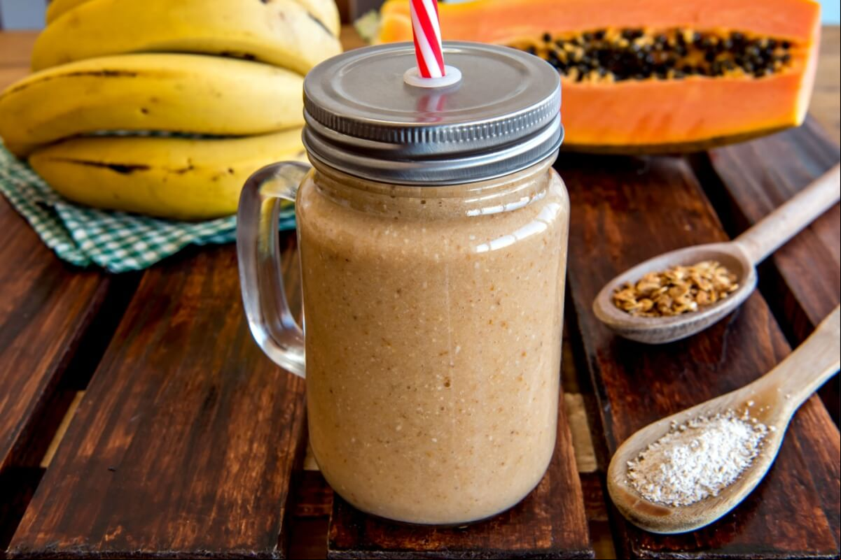 Vitamina de mamão, banana, granola e aveia