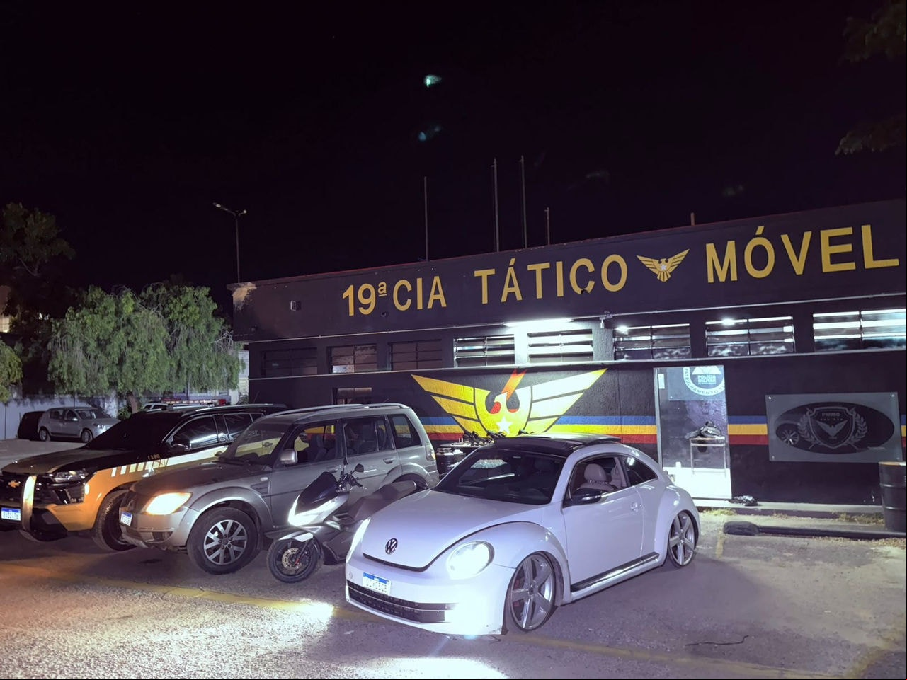 Polícia Militar encontrou um arsenal e diversas drogas com os criminosos 
