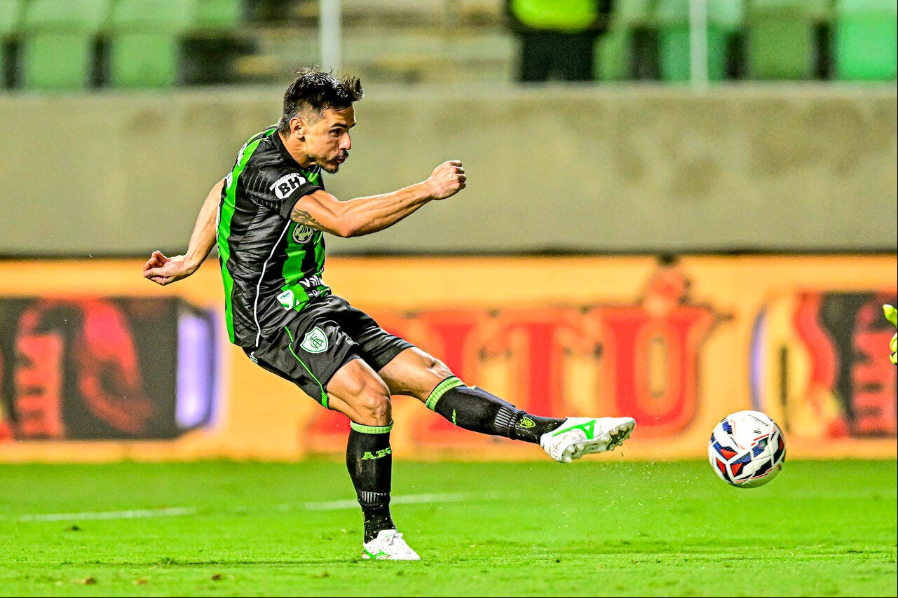 William Bigode fez um belo gol de falta contra o Paysandu