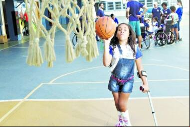A AMR oferece reabilitação física, apoio educacional e inclusão social para crianças e adolescentes com deficiência