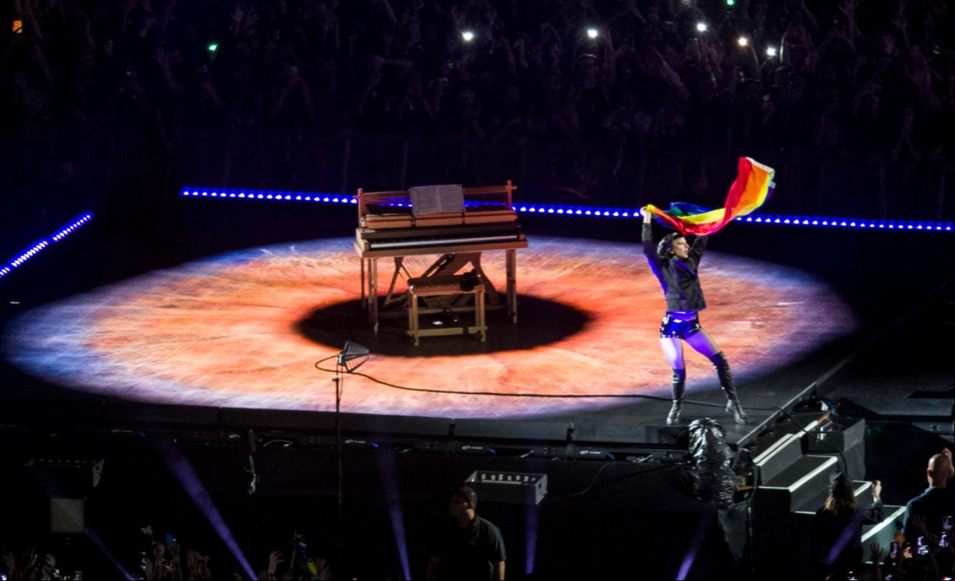 Imagem matéria O TEMPO - 9 Lady Gaga estende bandeira da comunidade LGBTQIAPN+ no palco