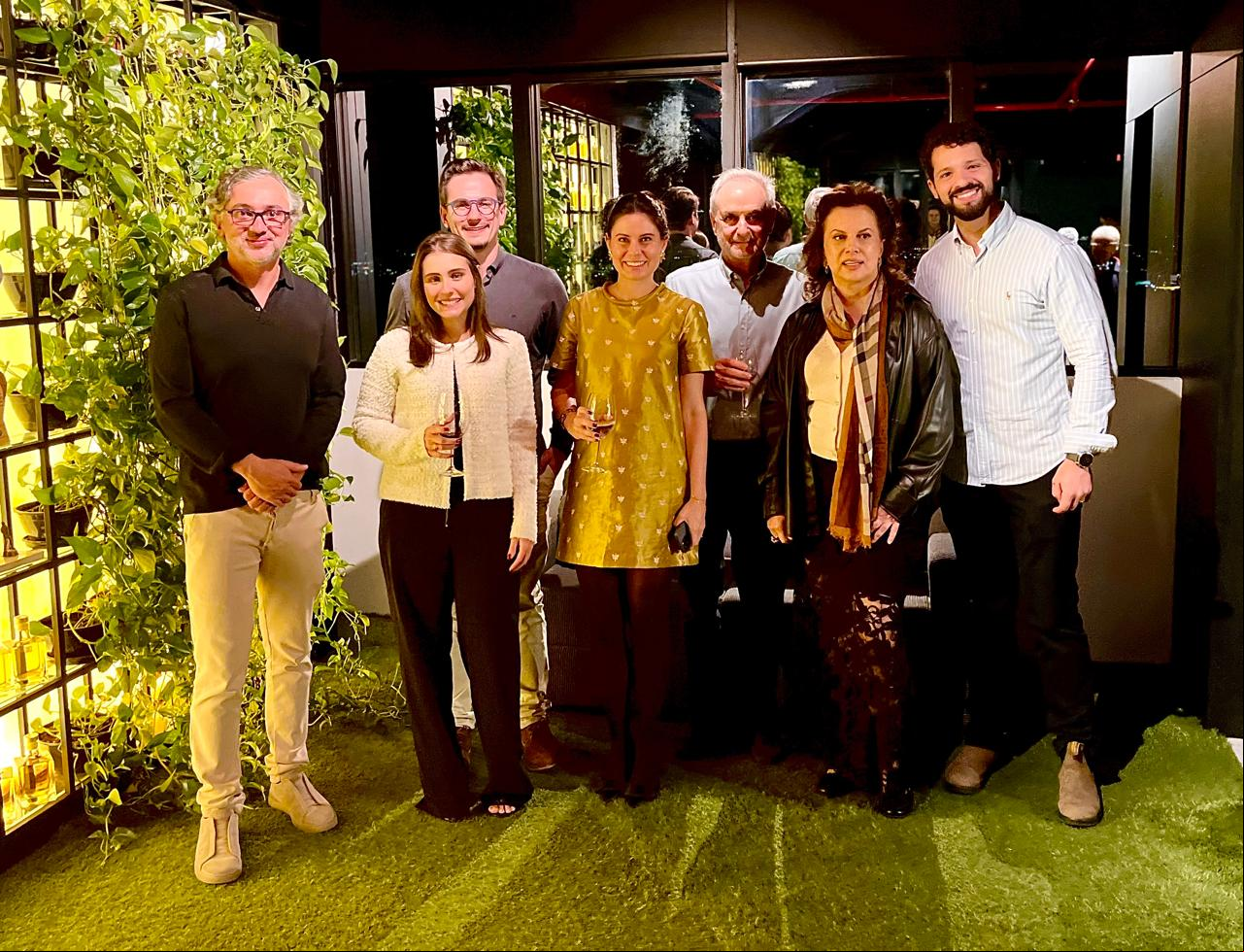 Na Clínica da Pele, depois da apresentação de um texto da psicanalista Cristina Medioli: o anfitrião, Dr. Rodrigo Maia; Nathalia Michetti; Luca Medioli; Luisa Medioli; Alberto Medioli com a esposa e estrela da noite, Cristina Medioli; e Adônis Vallias