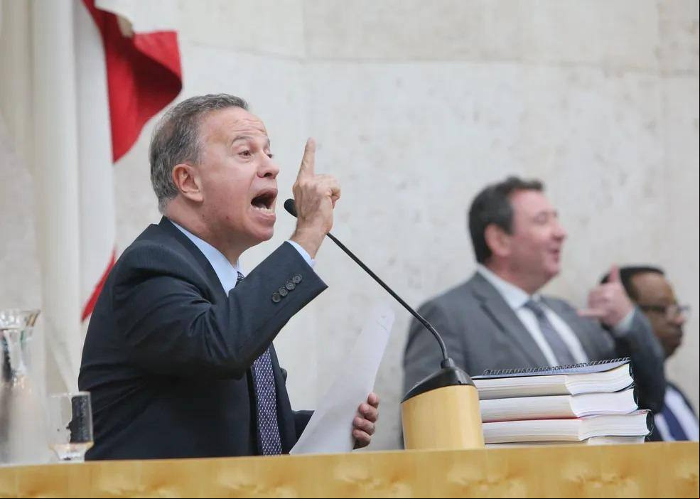 Camilo Cristófaro (Avante): “Não lavar a calçadaé coisa de preto, né