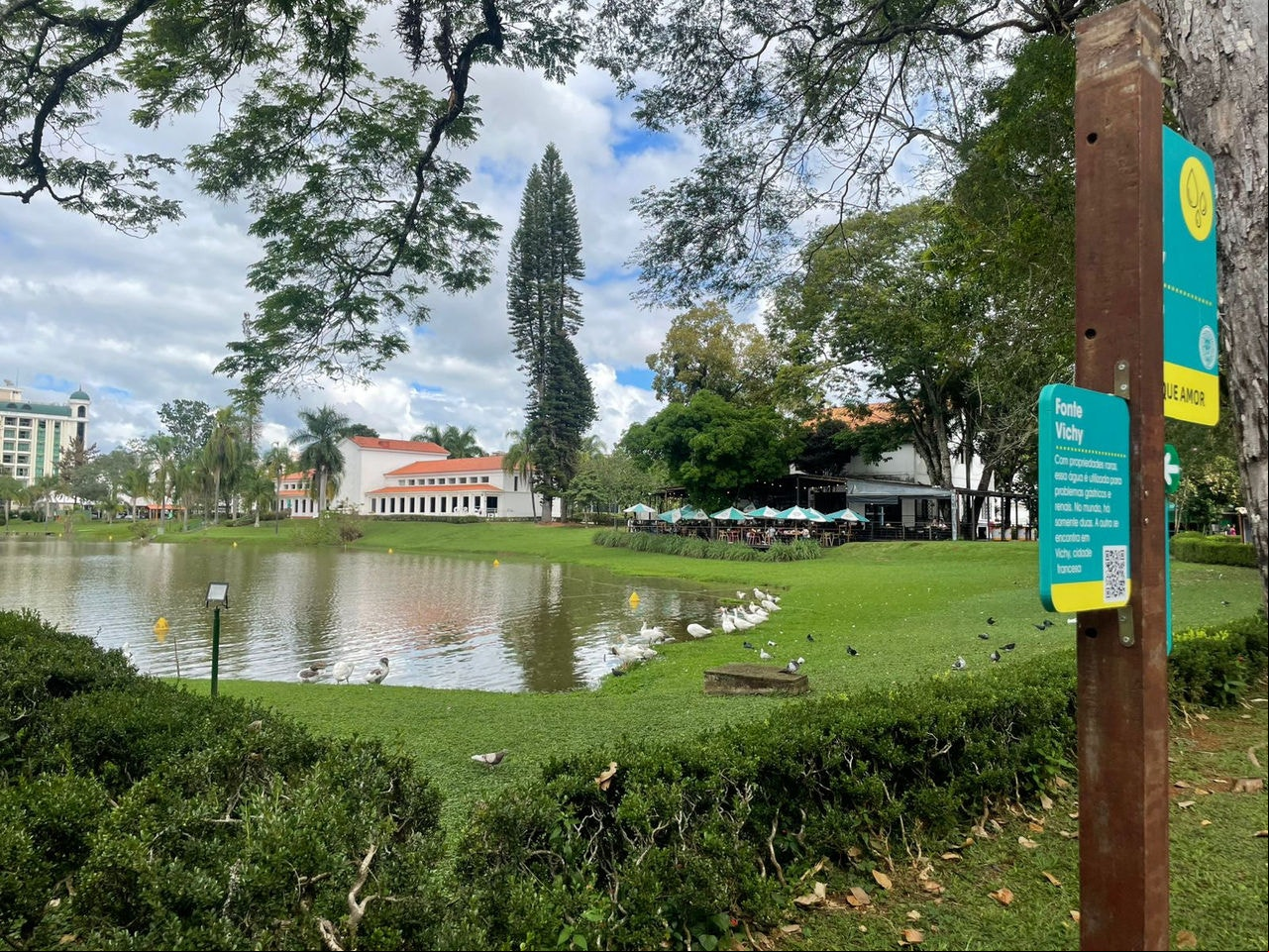 Cada fonte do parque possui propriedades únicas e aplicações específicas. A Fonte Vichy, rica em compostos sulfurosos, é tradicionalmente associada ao
tratamento de distúrbios hepáticos e processos de desintoxicação.