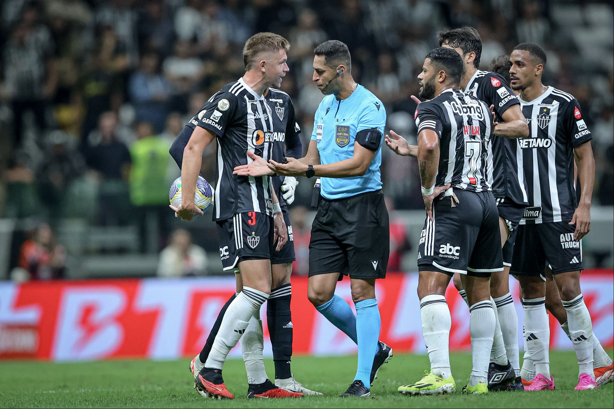 Árbitro Rodrigo José Pereira de Lima expulsou Hulk, atacante do Atlético