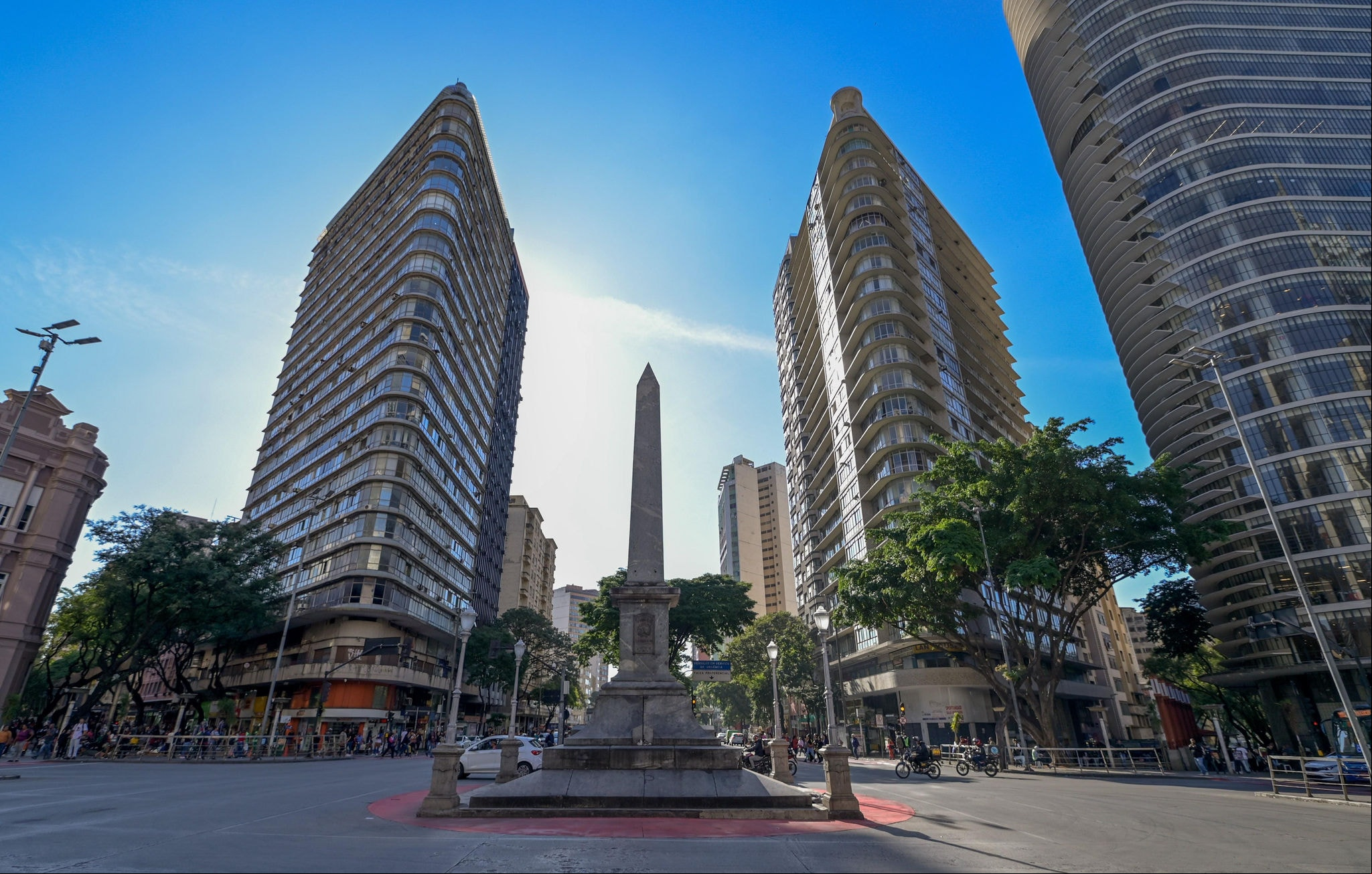 Considerada por décadas o coração da capital mineira e carinhosamente chamada Praça Sete, a Praça Sete de Setembro é a mais movimentada de  Belo Horizonte, marco zero do seu hipercentro