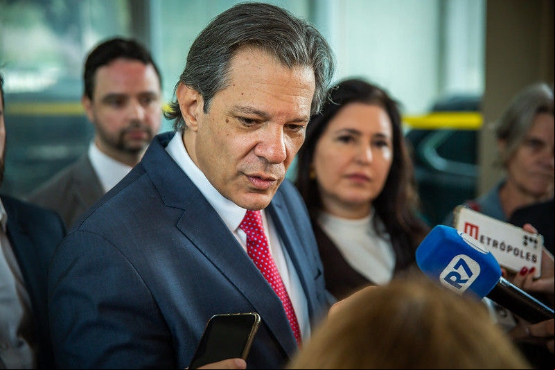 O ministro da Fazenda, Fernando Haddad, fala com a imprensa após agenda na Febraban