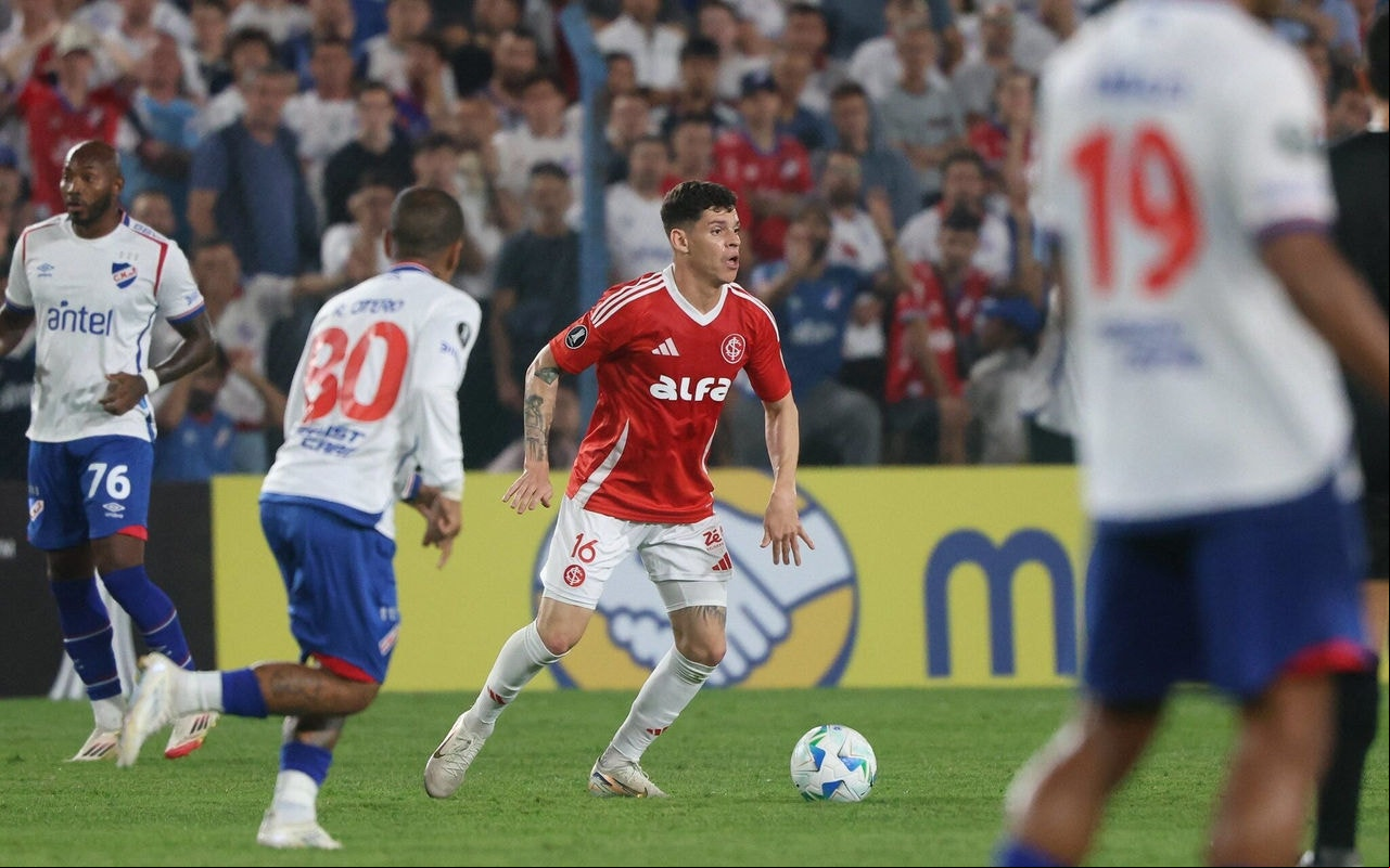 Ronaldo é quase o12º jogador do time de Roger Machado (Foto: Ricardo Duarte/SC Internacional)