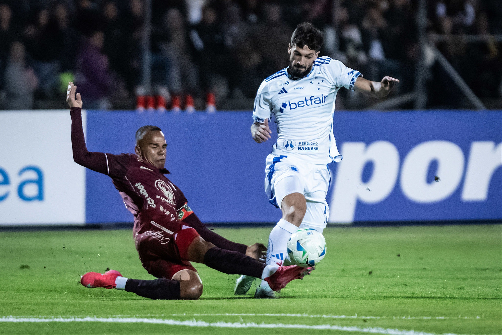Lautaro em disputa de bola na partida contra o Mushuc Runa