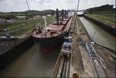 O Canal do Panamá tem um papel crucial no comércio internacional e na logística