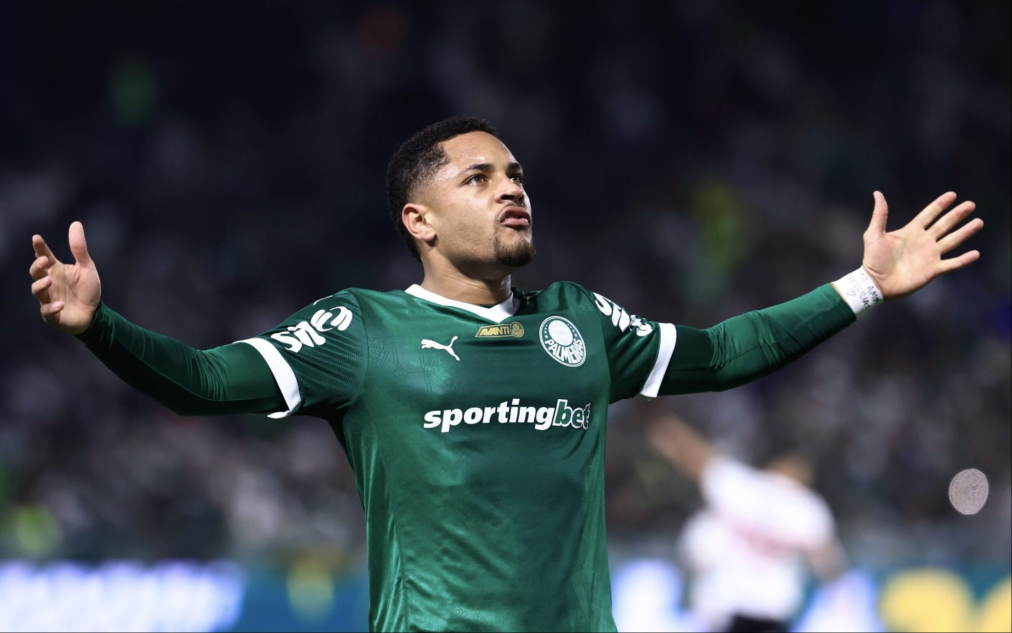 SP - BARUERI - 11/05/2025 - BRASILEIRO A 2025, PALMEIRAS X SAO PAULO - Vitor Roque jogador do Palmeiras comemora seu gol durante partida contra o Sao Paulo no estadio Arena Barueri pelo campeonato Brasileiro A 2025. Foto: Marcello Zambrana/AGIF