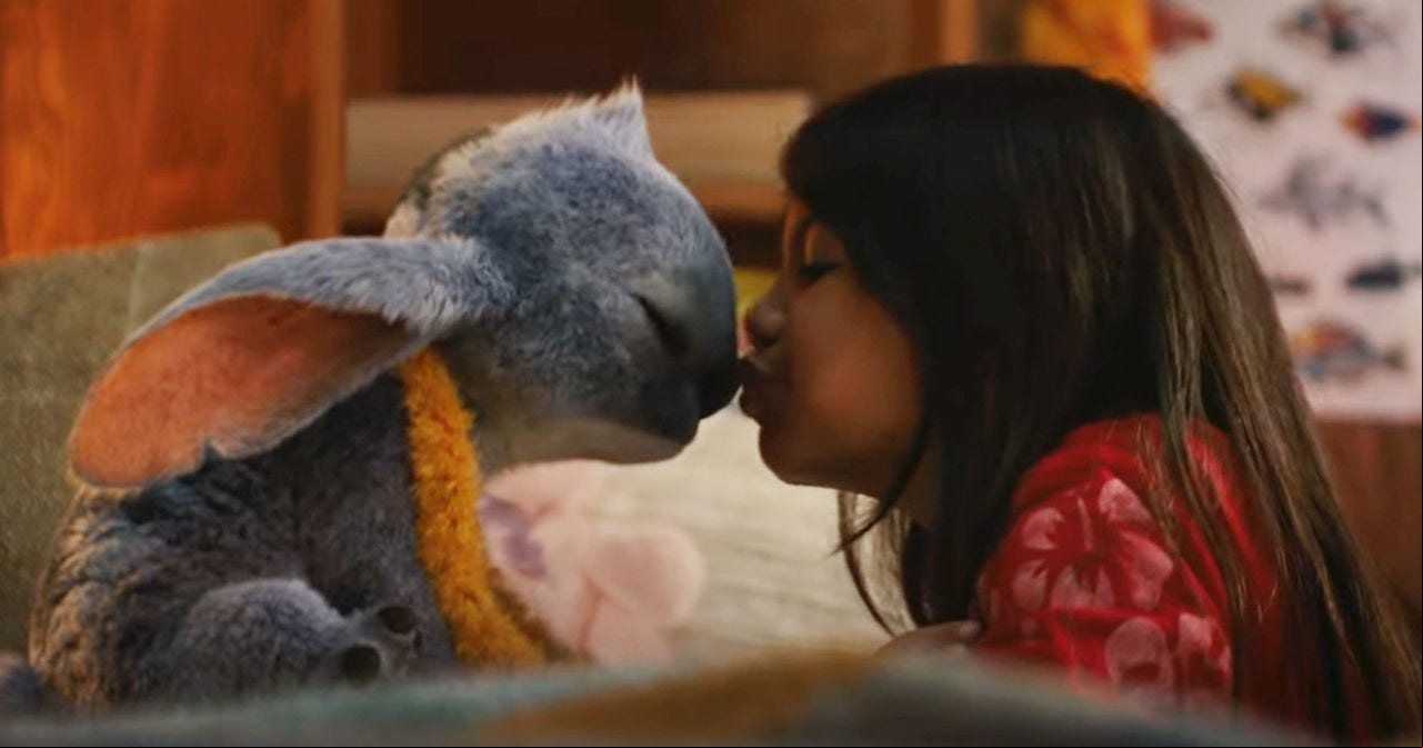 O alienígena Stitch acaba entrando para a família da menina havaiana Lilo