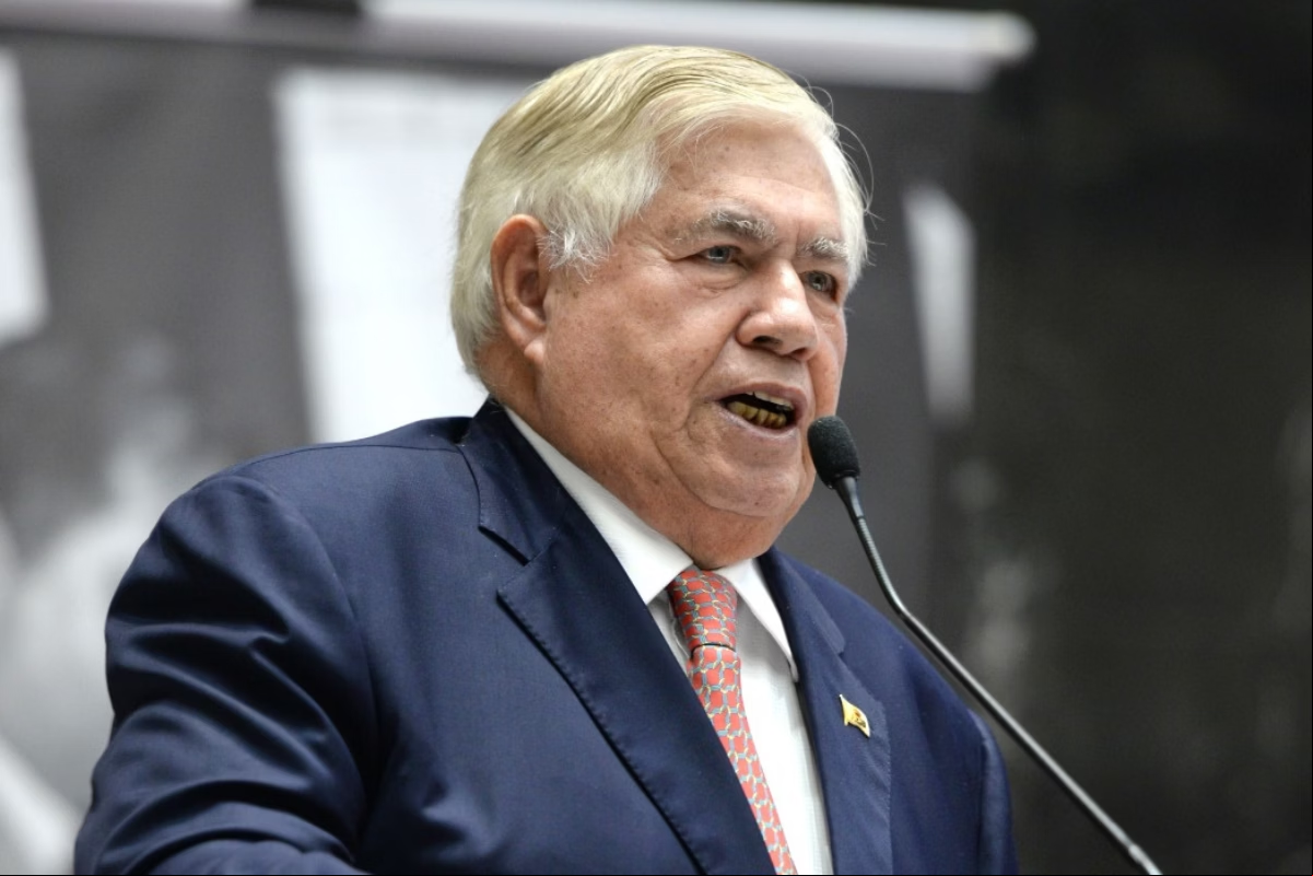 Espero que meu amigo Newtinho e sua família encontrem no que permanece do pai, do avô, do irmão mais do que a história possa extrair dele
