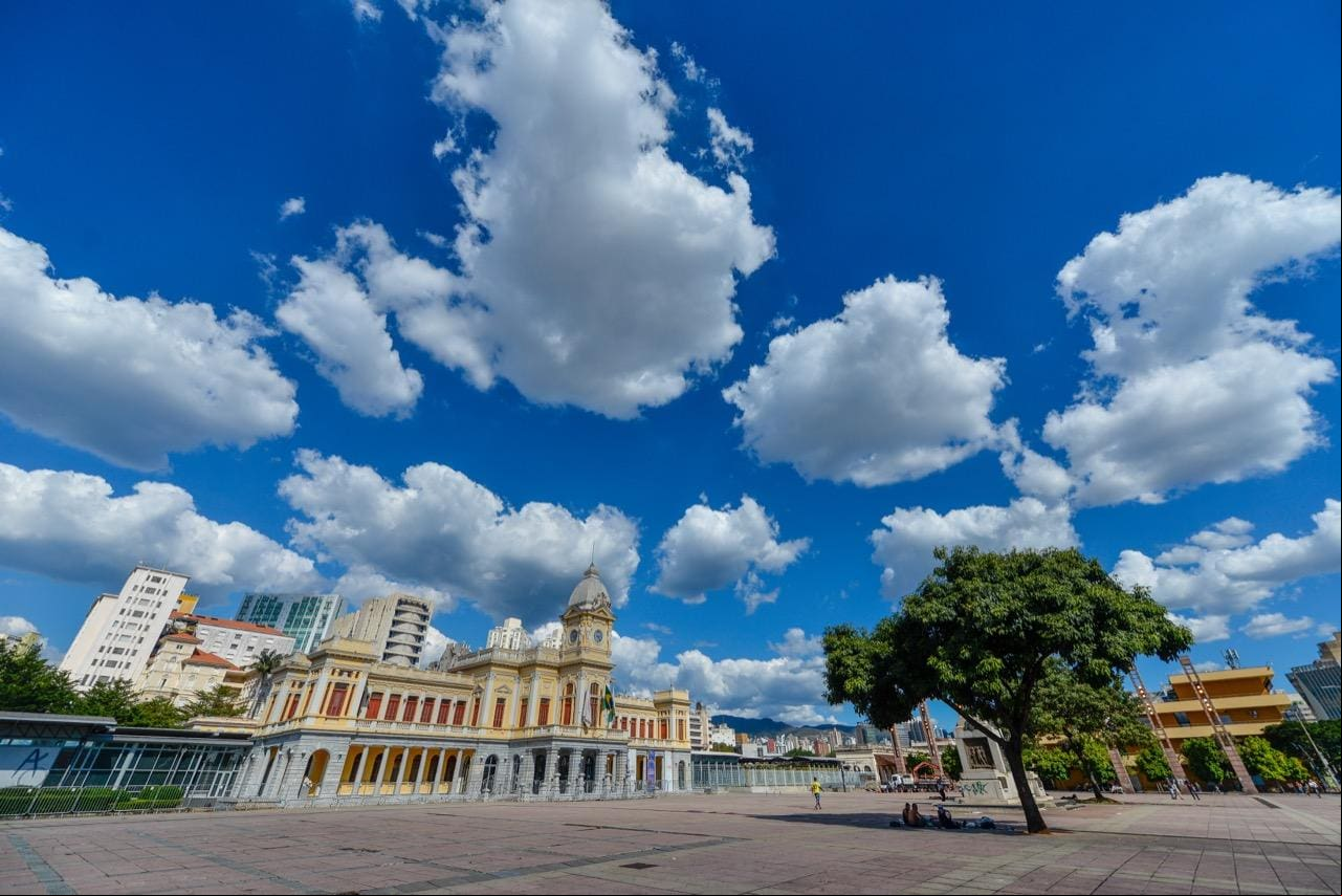 Céu azul Céu ficará entre claro a parcialmente nublado