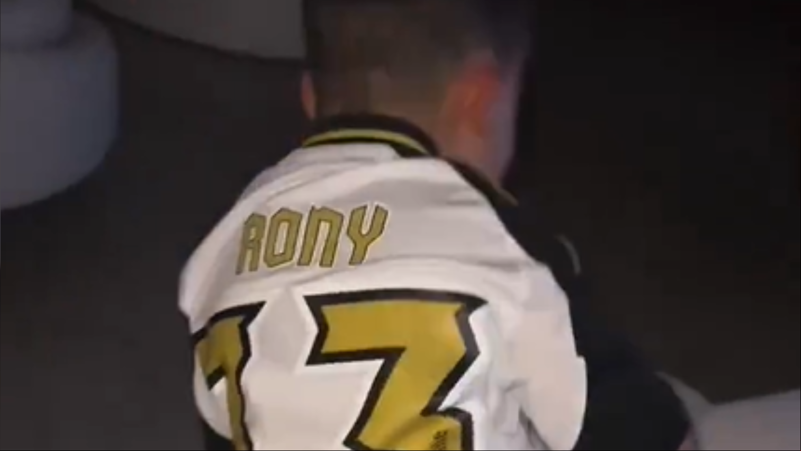 Filho de Patric com a camisa de Rony no Atlético