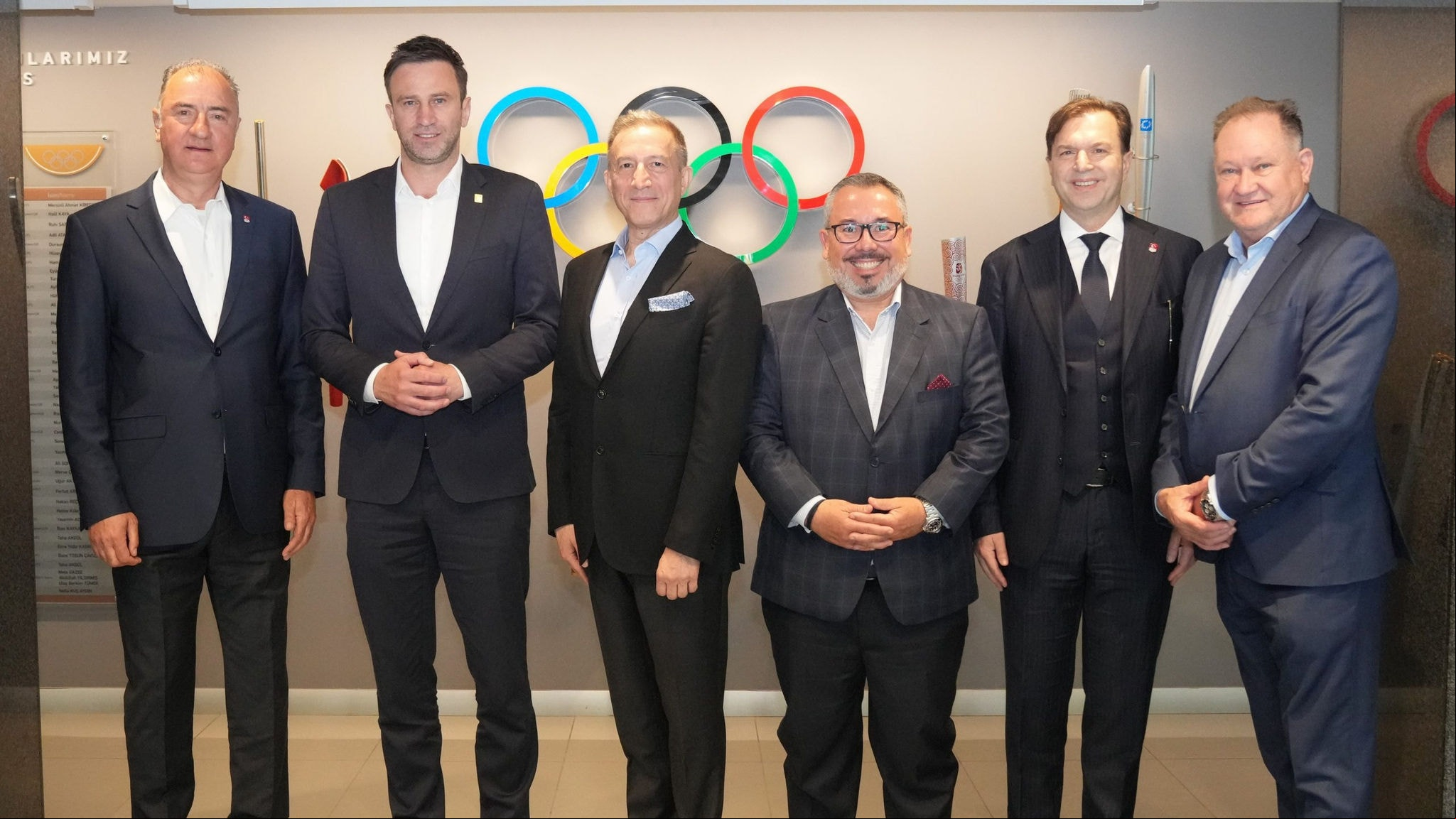 Dirigentes da FIVB e comitê olímpico da Turquia