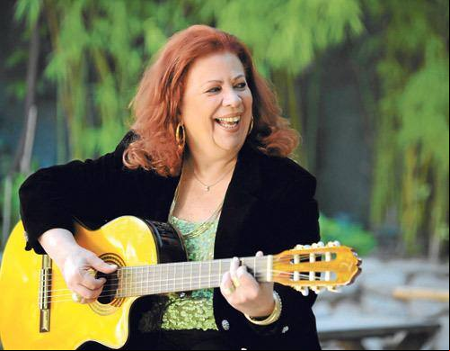 Beth Carvalho Biografia mostra como Beth Carvalho encarou o samba como uma profissão de fé