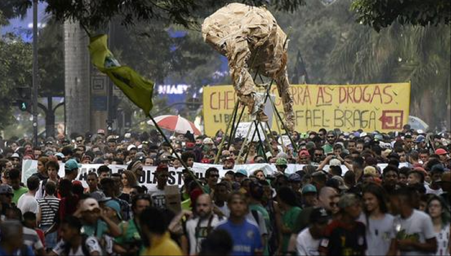 O "baseado", marca registrada do movimento, é queimado ao fim do ato