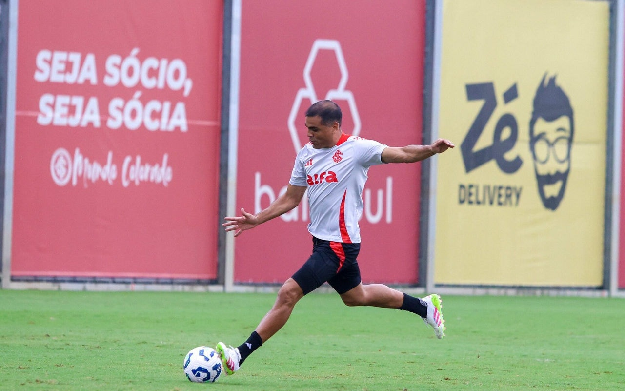 Gabriel Mercado já trabalha com bola e com o grupo (Foto: Ricardo Duarte/SC Internacional)