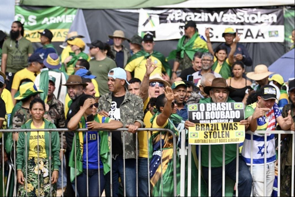 Apoiadores do presidente Jair Bolsonaro no acampamento montado ao redor do QG do Exército, em Brasília, pedem intervenção militar contra a posse de Lula Apoiadores do presidente Jair Bolsonaro no acampamento montado ao redor do QG do Exército, em Brasília, pedem intervenção militar contra a posse de Lula