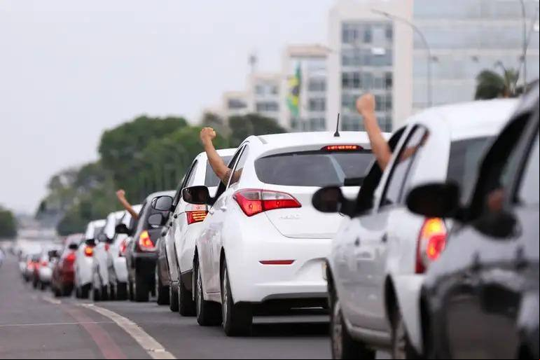 Motoristas de aplicativos de todo o Brasil fazem buzinaço em frente ao Congresso Nacional em protesto contra projeto de lei que regulamenta aplicativos de transporte privado Motoristas de aplicativos de todo o Brasil fazem buzinaço em frente ao Congresso Nacional em protesto contra projeto de lei que regulamenta aplicativos de transporte privado