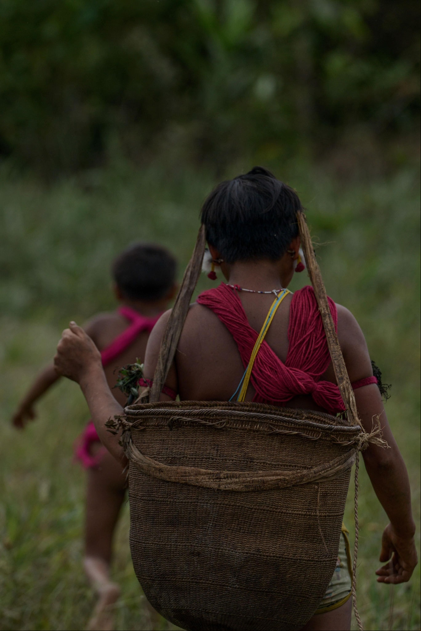 Especial Yanomami Mulher Yanomami com seu cesto usado para carregar alimentos - Foto: Fred Magno/O Tempo