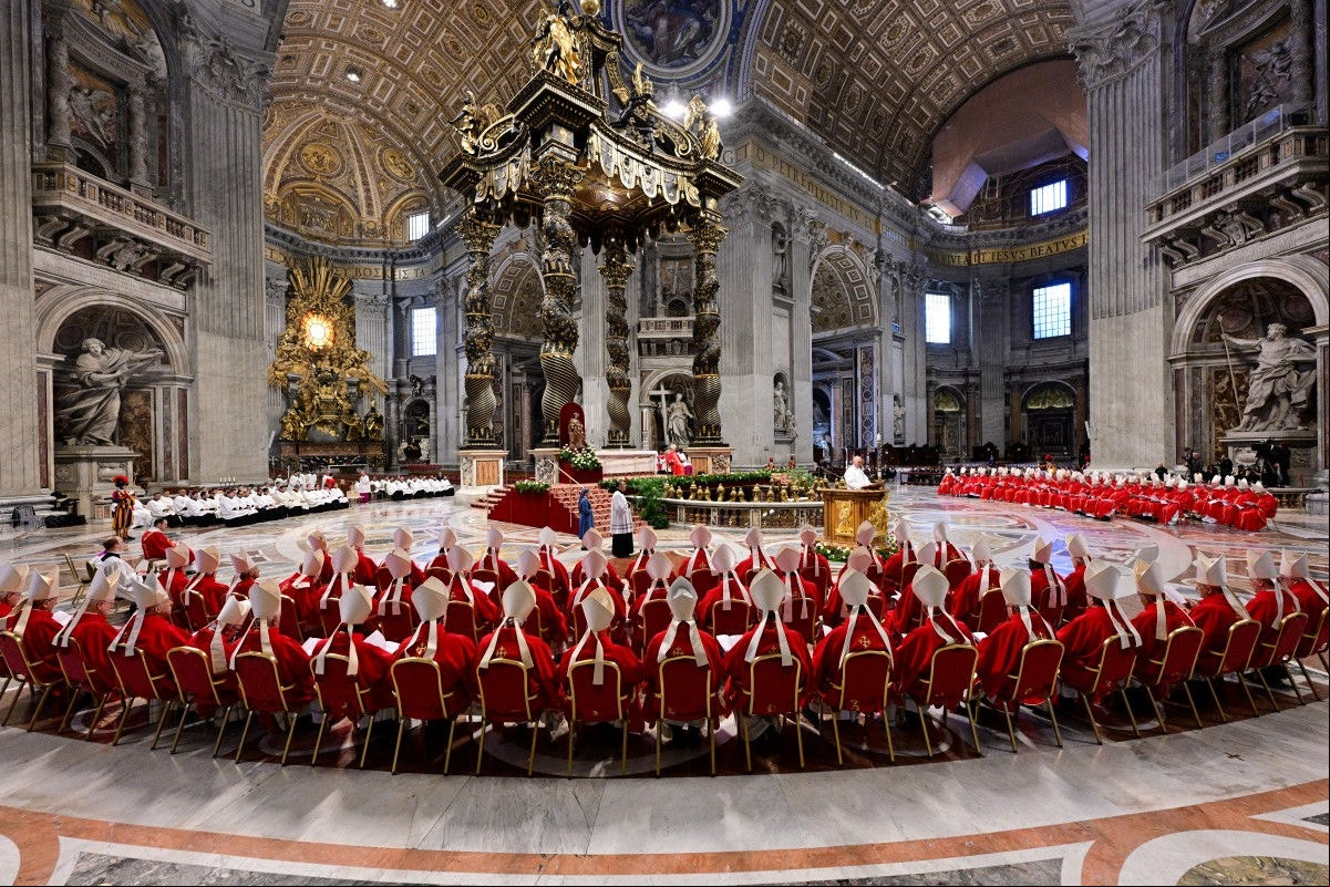Cardeais se reúnem na Basílica de São Pedro, no Vaticano