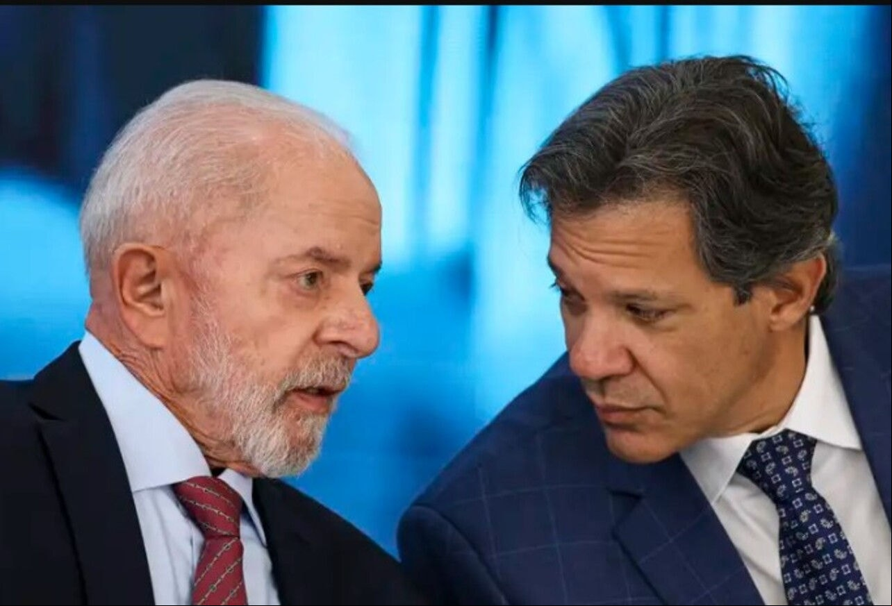 O presidente Luiz Inácio Lula da Silva conversa com o ministro da Fazenda, Fernando Haddad, em Brasília