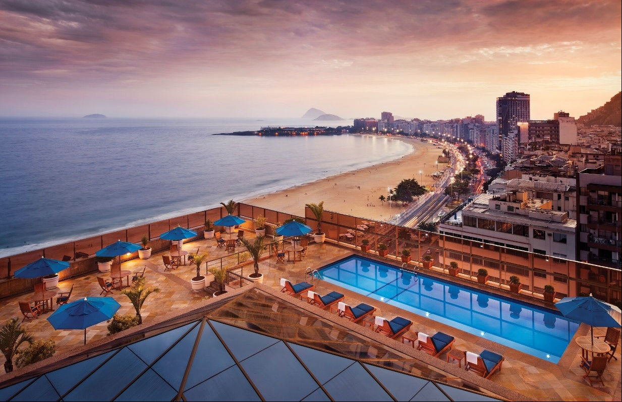 Piscina na cobertura do O JW Marriott Hotel Rio de Janeiro, com uma vista privilegiada de Copacabana
