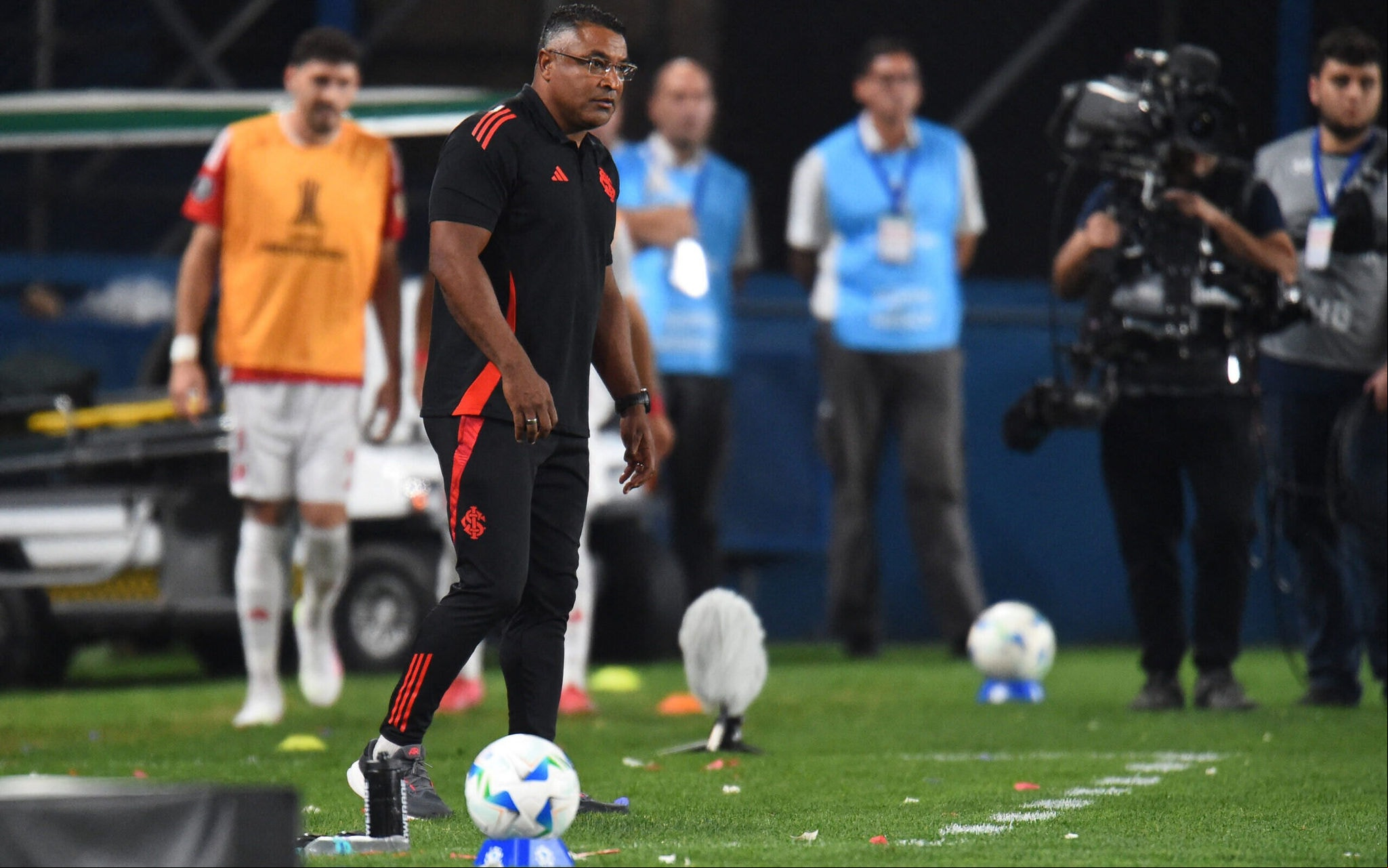 Técnico Roger Machado não vê uso de três volantes como problema (foto: DANTE FERNANDEZ / AFP)