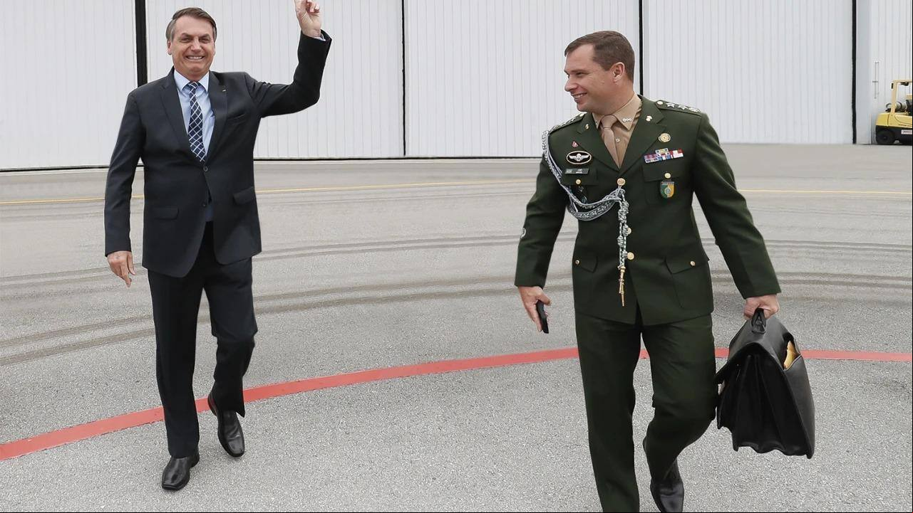 O ex-presidente Jair Bolsonaro e o tenente-coronel Mauro Cid, seu ajudante de ordens O ex-presidente Jair Bolsonaro e o tenente-coronel Mauro Cid, seu ajudante de ordens